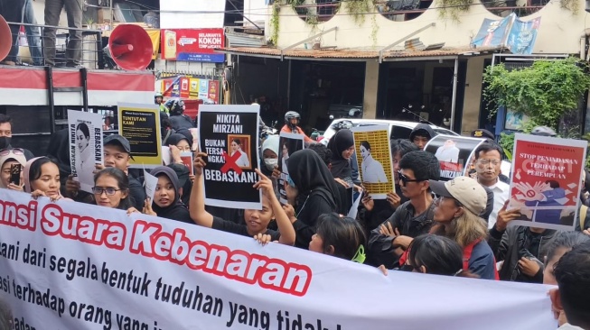 Massa demonstran pendukung Nikita Mirzani di depan Pengadilan Negeri Jakarta Selatan, Selasa, 1 Juli 2025. [Suara.com/Adiyoga Priyambodo]