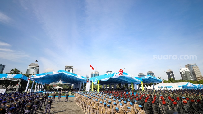 Sejumlah personel dari beberapa kesatuan di Polri mengikuti upacara HUT ke-79 Bhayangkara di kawasan Monumen Nasional (Monas), Jakarta, Selasa (1/7/2025).  [Suara.com/Alfian Winanto]