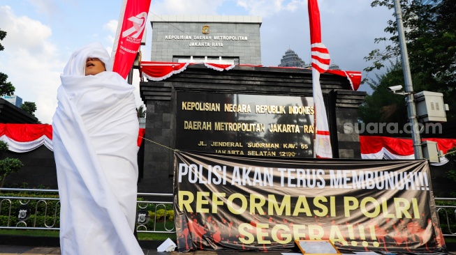 Polri Dapat Piagam Penghargaan: Konsisten Dikritik Rakyat Tak Goyah, Dipuji Presiden Sumringah