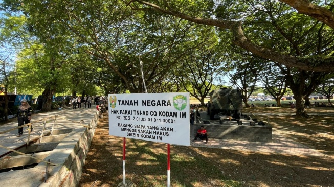 Plang dari Kodam Iskandar Muda di Lapangan Blang Padang, Banda Aceh. [Suara.com/Kontri/Iskandar].