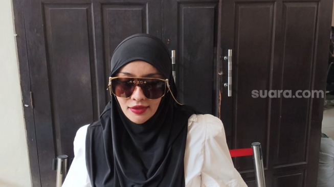 Dokter Samira Farahnaz atau Dokter Detektif alias Doktif saat ikut hadir di sidang lanjutan kasus pemerasan Nikita Mirzani di Pengadilan Negeri Jakarta Selatan, Selasa, 1 Juli 2025. [Suara.com/Adiyoga Priyambodo]