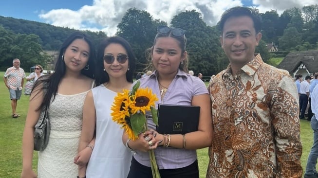 Anak Piyu Lulus dari Sekolah Elit di Inggris, Kehadiran Mantan Istri Jadi Perbincangan