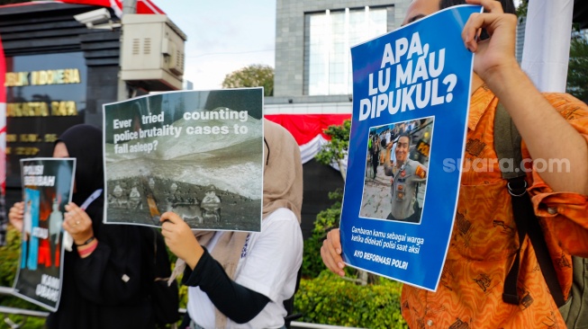 Massa dari Koalisi Masyarakat Sipil untuk Reformasi Kepolisian (Koalisi RFP) saat menggelar aksi di depan Polda Metro Jaya, Jakarta, Selasa (1/7/2025). [Suara.com/Alfian Winanto]