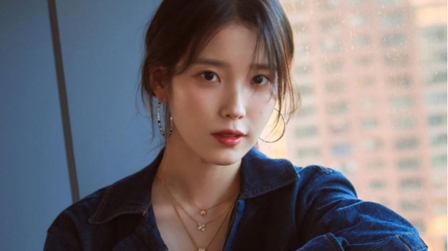 Sontek 4 Daily Outfit Minimalis ala IU, Biar Gaya Makin Modis Setiap Hari