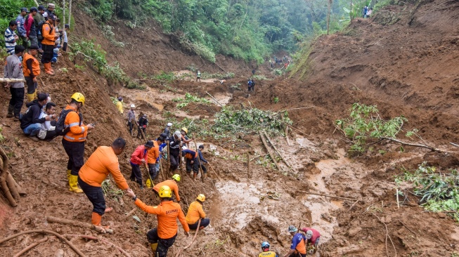 Tanah Longsor di Tasikmalaya, Tim SAR Cari 2 Warga yang Tertimbun