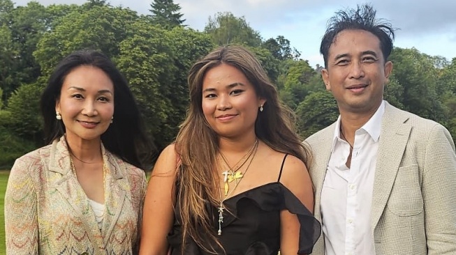 Piyu hadiri wisuda SMA anak pertama bersama mantan istrinya, Flo (Instagram)