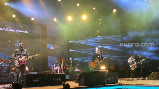 The Rain tampil di panggung Jakarta Fair 2025 di JIExpo Kemayoran, Jakarta Utara pada Senin, 30 Juni 2025. [Suara.com/Tiara Rosana]