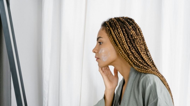 Apakah Harus Cuci Muka Dulu sebelum Reapply Sunscreen? Ini Step yang Benar Menurut Dokter Estetika