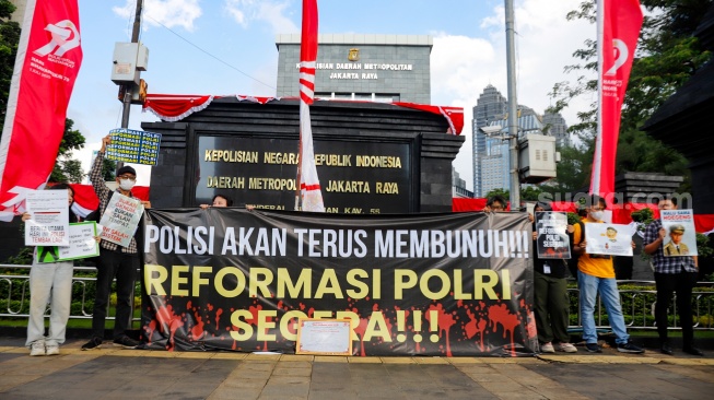 Massa dari Koalisi Masyarakat Sipil untuk Reformasi Kepolisian (Koalisi RFP) saat menggelar aksi di depan Polda Metro Jaya, Jakarta, Selasa (1/7/2025). [Suara.com/Alfian Winanto]
