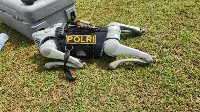 Robot milik Polri yang sempat mengalami gangguan saat dipamerkan di acara HUT ke-79 Bhayangkara yang digelar di kawasan Monas, Jakarta Pusat. (Suara.com/Fakhri)