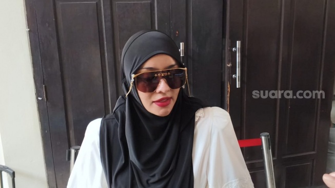 Dokter Samira Farahnaz atau Dokter Detektif alias Doktif saat ikut hadir di sidang lanjutan kasus pemerasan Nikita Mirzani di Pengadilan Negeri Jakarta Selatan, Selasa, 1 Juli 2025. [Suara.com/Adiyoga Priyambodo]