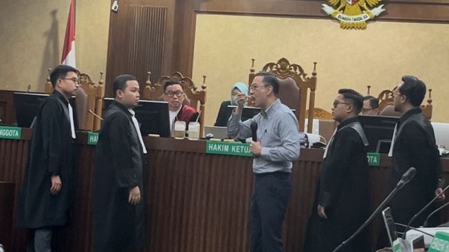 Tepis Tudingan Jaksa, Tom Lembong Pamer Makan Gula Rafinasi di Depan Hakim: Tak Berbahaya Dikonsumsi