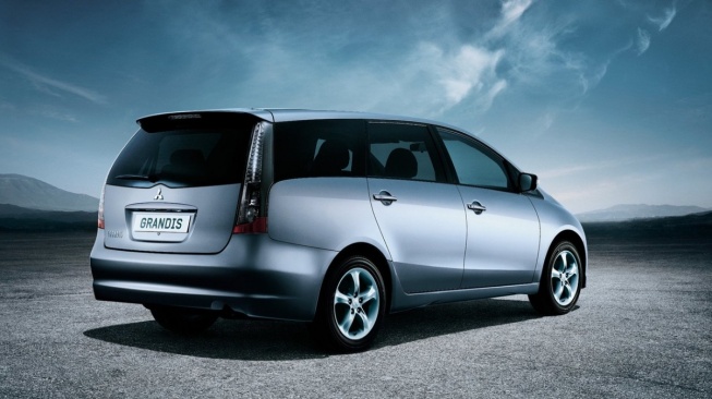 Mitsubishi Grandis. (Drive Place)