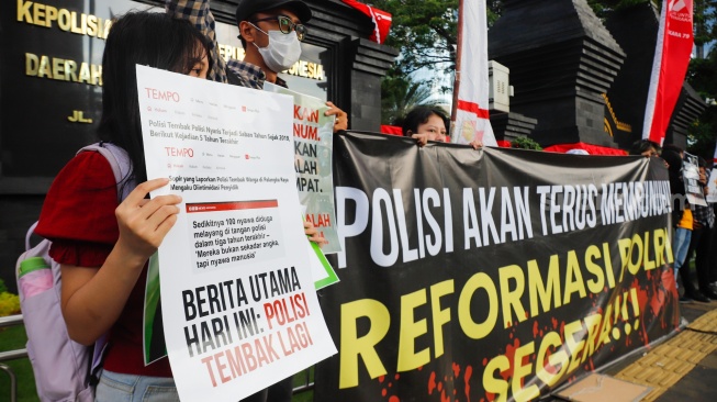 Massa dari Koalisi Masyarakat Sipil untuk Reformasi Kepolisian (Koalisi RFP) saat menggelar aksi di depan Polda Metro Jaya, Jakarta, Selasa (1/7/2025). [Suara.com/Alfian Winanto]