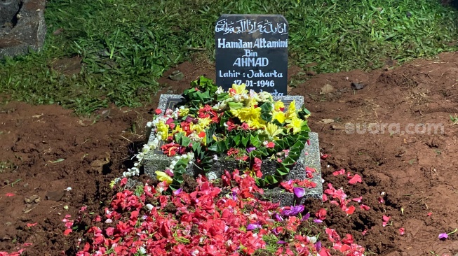 Prosesi pemakaman Hamdan ATT di TPU Kampung Dukuh, Kramat Jati, Jakarta Timur pada Selasa, 1 Juli 2025 malam. [Suara.com/Tiara Rosana]