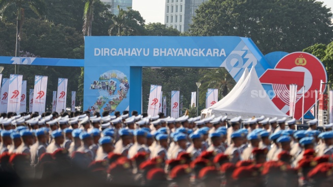 Sejumlah personel dari beberapa kesatuan di Polri mengikuti upacara HUT ke-79 Bhayangkara di kawasan Monumen Nasional (Monas), Jakarta, Selasa (1/7/2025).  [Suara.com/Alfian Winanto]