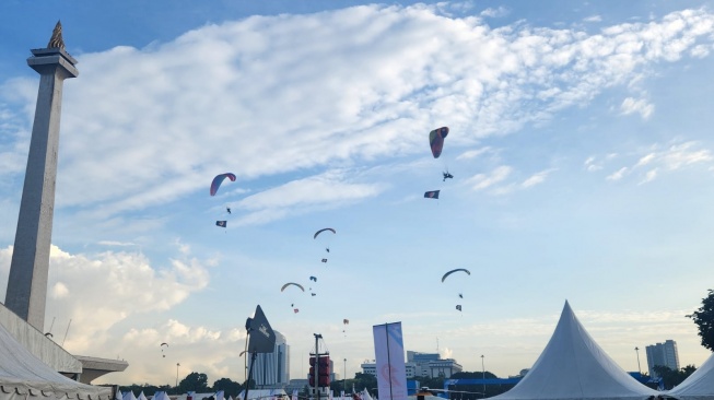 Persiapan Hut Bhayangkara ke - 79 di Monas, Jakarta pada Selasa 1 Juli 2025. [Suara.com/Fakhri]