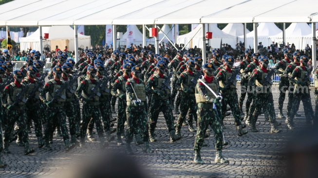 Sejumlah personel dari beberapa kesatuan di Polri mengikuti upacara HUT ke-79 Bhayangkara di kawasan Monumen Nasional (Monas), Jakarta, Selasa (1/7/2025).  [Suara.com/Alfian Winanto]