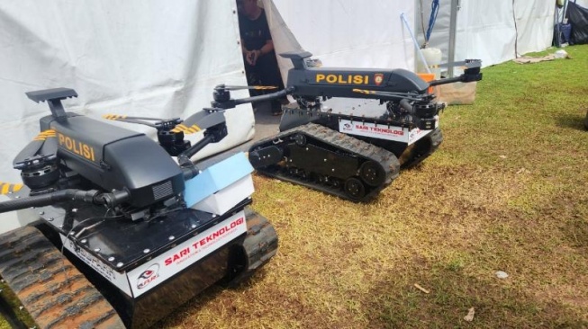 Robot milik Polri yang sempat mengalami gangguan saat dipamerkan di acara HUT ke-79 Bhayangkara yang digelar di kawasan Monas, Jakarta Pusat. (Suara.com/Fakhri)