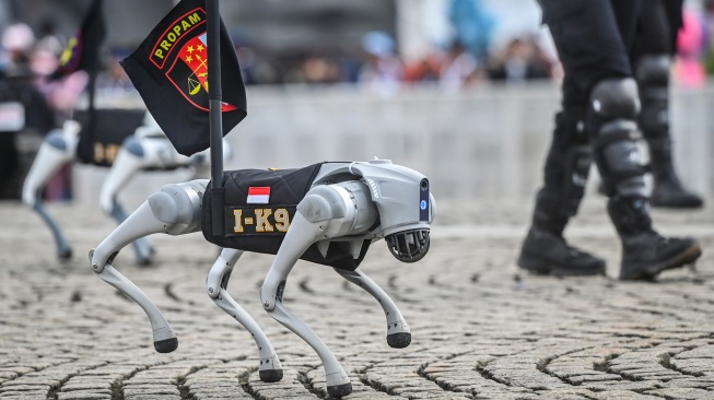 Pameran robot polisi di HUT Bhayangkara ke-79 dinilai sebagai gejala FOMO. Foto: Robot polisi melakukan atraksi saat upacara HUT ke-79 Bhayangkara di kawasan Monas, Jakarta, Selasa (1/7/2025). [Antara/Rivan Awal Lingga]