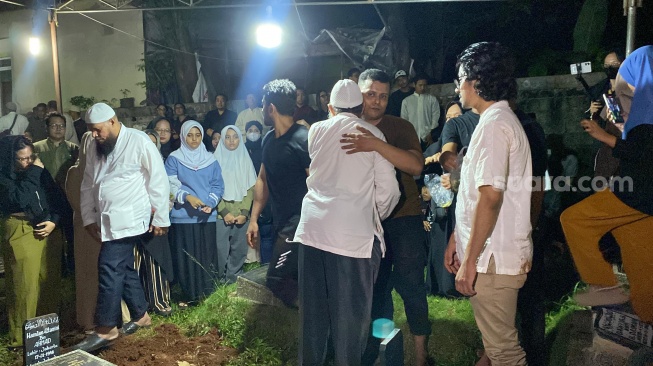 Prosesi pemakaman Hamdan ATT di TPU Kampung Dukuh, Kramat Jati, Jakarta Timur pada Selasa, 1 Juli 2025 malam. [Suara.com/Tiara Rosana]