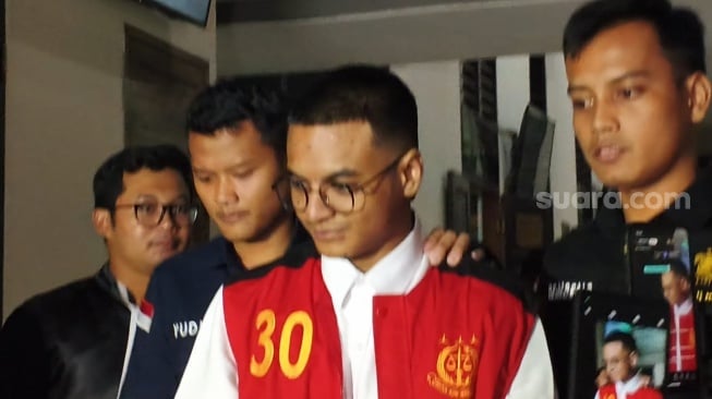Vadel Badjideh usai mendengar kesaksian Nikita Mirzani dan Laura Meizani Mawardi atau Lolly di sidang lanjutan kasus asusila di Pengadilan Negeri Jakarta Selatan, Rabu, 2 Juli 2025. [Suara.com/Adiyoga Priyambodo]