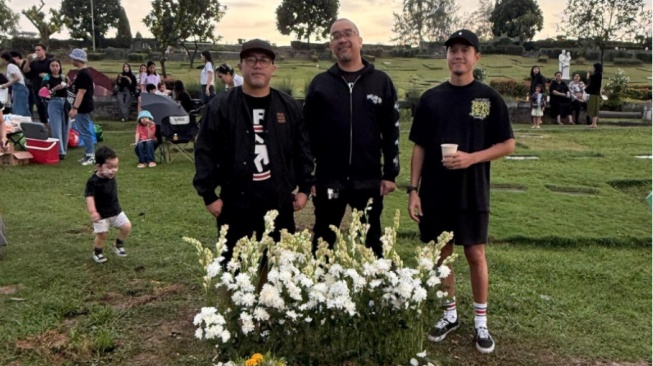 Vokalis Seringai Desain Ulang Nisan Ricky Siahaan, Ada Maskot Black Sabbath