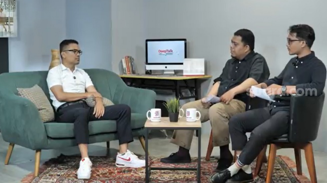 Wakil Ketua DPW PSI Jawa Barat, Ronald A. Sinaga atau Bro Ron, saat podcast dengan redaksi Suara.com di kawasan Mega Kuningan, Jakarta Selatan. (Suara.com/Adit)
