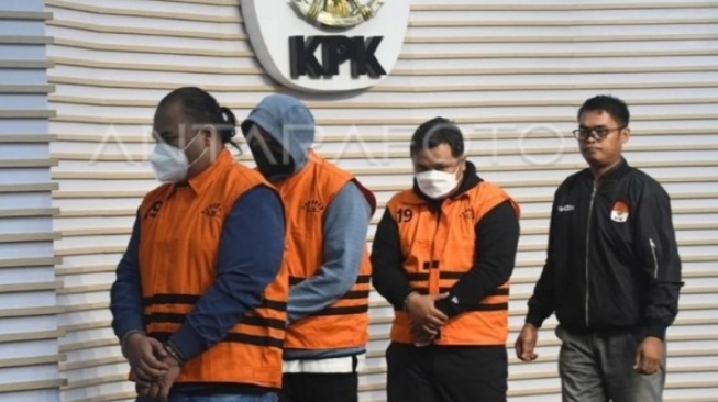 Geledah Rumah Kadis PUPR Sumut, KPK Sita Uang Rp 2,8 Miliar Hingga Dua Pucuk Senjata Api