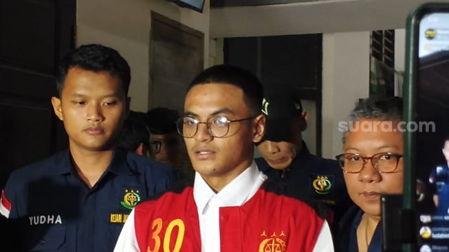 Vadel Badjideh usai mendengar kesaksian Nikita Mirzani dan Laura Meizani Mawardi atau Lolly di sidang lanjutan kasus asusila di Pengadilan Negeri Jakarta Selatan, Rabu, 2 Juli 2025. [Suara.com/Adiyoga Priyambodo]