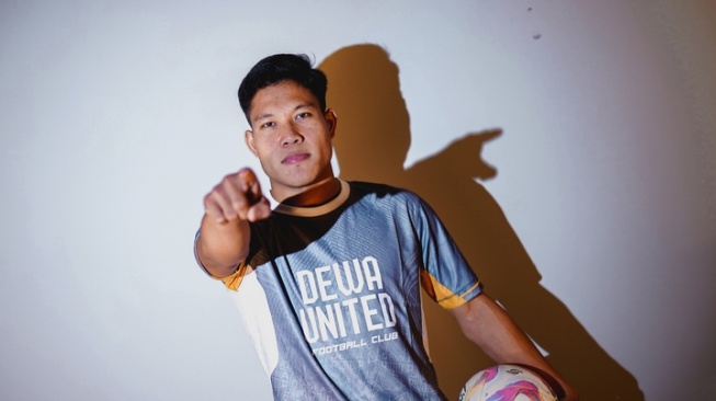 Wahyu Prasetyo resmi sebagai pemain Dewa United (dok. Dewa United).