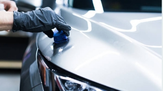 mobil warna abu-abu muda