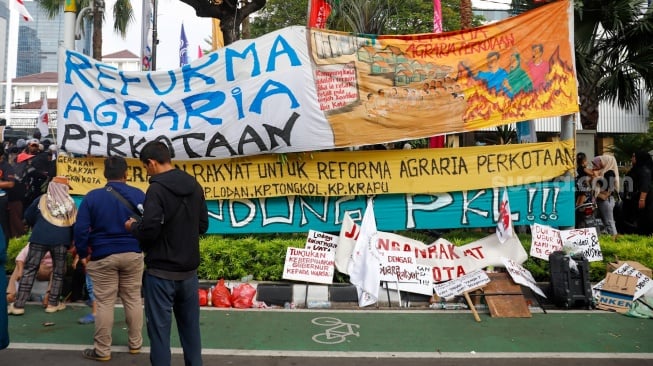 Massa dari Jaringan Rakyat Miskin Kota (JRMK) melakukan unjuk rasa di depan Balai Kota Jakarta, Rabu (2/7/2025). [Suara.com/Alfian Winanto]