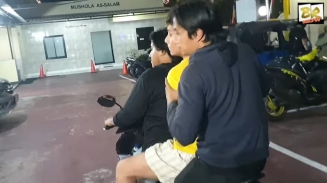 Muhammad Renald Kadri atau MR (kaos kuning) saat dibekuk polisi [Youtube/Bang Rani Stones]