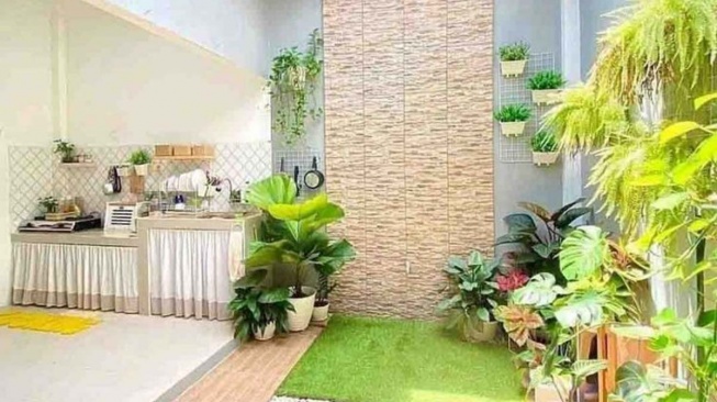 dapur semi terbuka menghadap taman. [pinterest]
