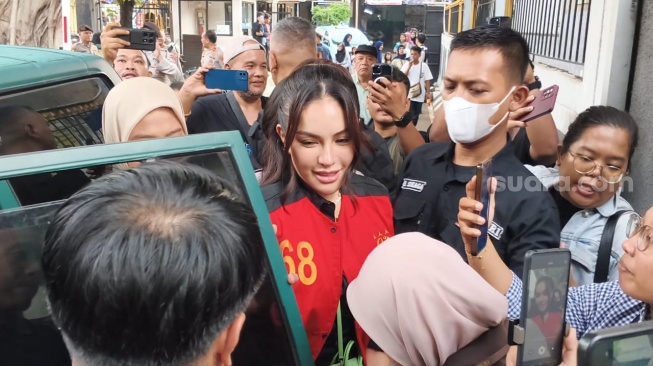 Nikita Mirzani dan Laura Meizani Mawardi hadir sebagai saksi pelapor dan korban di sidang kasus asusila dengan terdakwa Vadel Badjideh di Pengadilan Negeri Jakarta Selatan, Rabu, 2 Juli 2025 [Suara.com/Adiyoga Priyambodo]