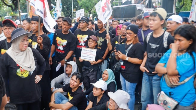 Massa dari Jaringan Rakyat Miskin Kota (JRMK) melakukan unjuk rasa di depan Balai Kota Jakarta, Rabu (2/7/2025). [Suara.com/Alfian Winanto]