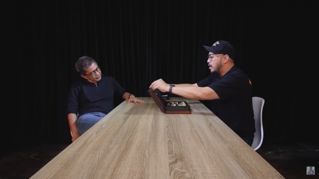Rocky Gerung Bongkar Ciri Negara Gagal di Depan Pandji Pragiwaksono. [YouTube]