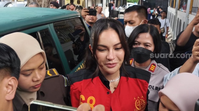 Nikita Mirzani dan Laura Meizani Mawardi hadir sebagai saksi pelapor dan korban di sidang kasus asusila dengan terdakwa Vadel Badjideh di Pengadilan Negeri Jakarta Selatan, Rabu, 2 Juli 2025 [Suara.com/Adiyoga Priyambodo]
