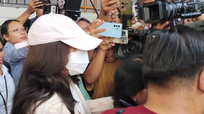 Potret jelang pertemuan Nikita Mirzani, Laura Meizani Mawardi atau Lolly dan Vadel Badjideh di sidang lanjutan kasus asusila di Pengadilan Negeri Jakarta Selatan, Rabu, 2 Juli 2025. [Suara.com/Adiyoga Priyambodo]