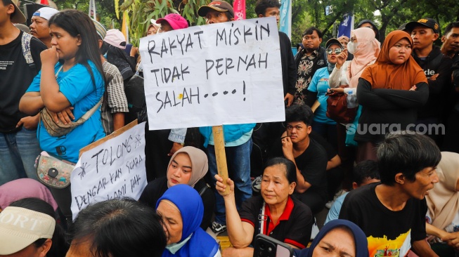 Massa dari Jaringan Rakyat Miskin Kota (JRMK) melakukan unjuk rasa di depan Balai Kota Jakarta, Rabu (2/7/2025). [Suara.com/Alfian Winanto]