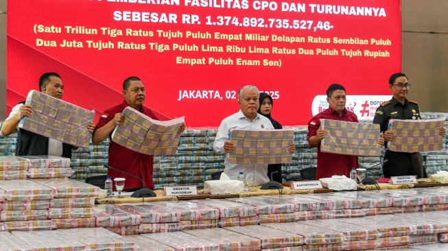 Dirtut Jampidsus Kejagung Sutikno (kedua kanan) bersama Kapuspenkum Kejagung Harli Siregar (tengah), Dirdik Jampidsus Kejagung Abdul Qohar (kedua kiri), Kajari Jakarta Pusat Safrianto Zuriat (kanan), dan Kasubid Kehumasan Puspenkum Kejagung Andrie Wahyu Setiawan (kiri) menunjukkan uang hasil penyitaan tindak pidana korupsi pemberian fasilitas crude palm oil (CPO) dan turunannya di Gedung Bundar Jampidus Kejaksaaan Agung, Jakarta, Rabu (2/7/2025). [ANTARA FOTO/Muhammad Adimaja/tom]
