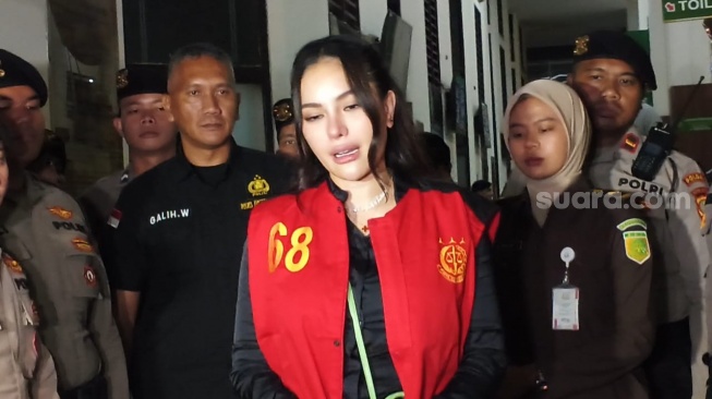 Potret Nikita Mirzani usai bersaksi bersama Laura Meizani Mawardi atau Lolly di sidang lanjutan kasus asusila dengan terdakwa Vadel Badjideh di Pengadilan Negeri Jakarta Selatan, Rabu, 2 Juli 2025. [Suara.com/Adiyoga Priyambodo]