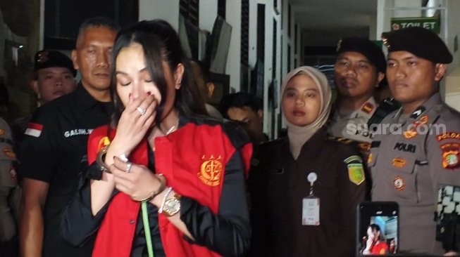 Potret Nikita Mirzani usai bersaksi bersama Laura Meizani Mawardi atau Lolly di sidang lanjutan kasus asusila dengan terdakwa Vadel Badjideh di Pengadilan Negeri Jakarta Selatan, Rabu, 2 Juli 2025. [Suara.com/Adiyoga Priyambodo]