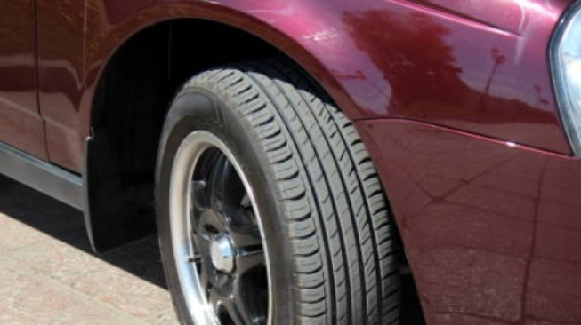 mobil warna Merah Marun 