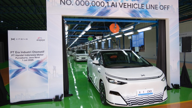 Mobil Xpeng X9 yang dirakit lokal di pabrik PT Handal Indonesia Motor di Purwarkarta, Jawa Barat pada Rabu (2/7/2025). [Dok Erajaya Active Lifestyle]