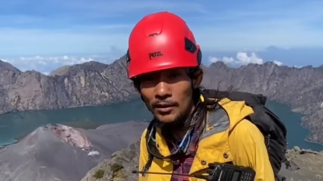 Agam Rinjani, sosok yang turut mengevakuasi jenazah pendaki asal Brasil, Juliana Marins [Suara.com/Agam_Rinjani]