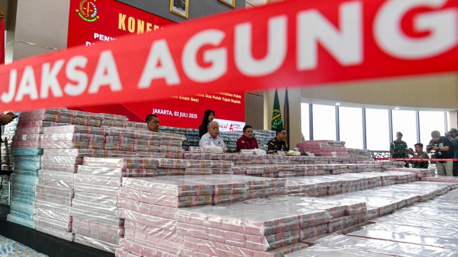 Dirtut Jampidsus Kejagung Sutikno (ketiga kiri) bersama Kapuspenkum Kejagung Harli Siregar (kedua kiri), Dirdik Jampidsus Kejagung Abdul Qohar (kiri) dan Kajari Jakarta Pusat Safrianto Zuriat (kanan) memberikan keterangan kepada media terkait penyitaan uang hasil tindak pidana korupsi pemberian fasilitas crude palm oil (CPO) dan turunannya di Gedung Bundar Jampidus Kejaksaaan Agung, Jakarta, Rabu (2/7/2025). [ANTARA FOTO/Muhammad Adimaja/tom]