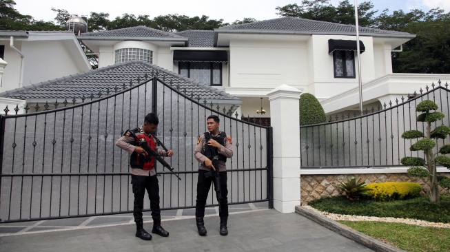 Polisi berjaga di gerbang rumah saat penyidik KPK melakukan penggeledahan terkait kasus dugaan korupsi proyek pembangunan jalan, di rumah pribadi Kepala Dinas PUPR Provinsi Sumatera Utara Topan Obaja Putra Ginting di kompleks Royal Sumatera, Medan, Sumatera Utara, Rabu (2/7/2025). [ANTARA FOTO/Yudi Manar/tom]