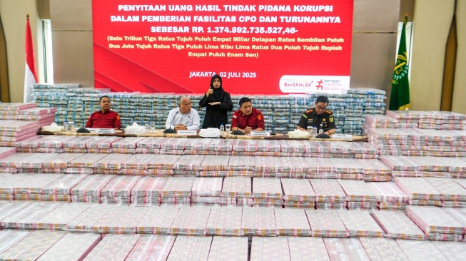 Dirtut Jampidsus Kejagung Sutikno (kedua kanan) bersama Kapuspenkum Kejagung Harli Siregar (kedua kiri), Dirdik Jampidsus Kejagung Abdul Qohar (kiri), dan Kajari Jakarta Pusat Safrianto Zuriat (kanan) memberikan keterangan kepada media terkait penyitaan uang hasil tindak pidana korupsi pemberian fasilitas crude palm oil (CPO) dan turunannya di Gedung Bundar Jampidus Kejaksaaan Agung, Jakarta, Rabu (2/7/2025). [ANTARA FOTO/Muhammad Adimaja/tom]